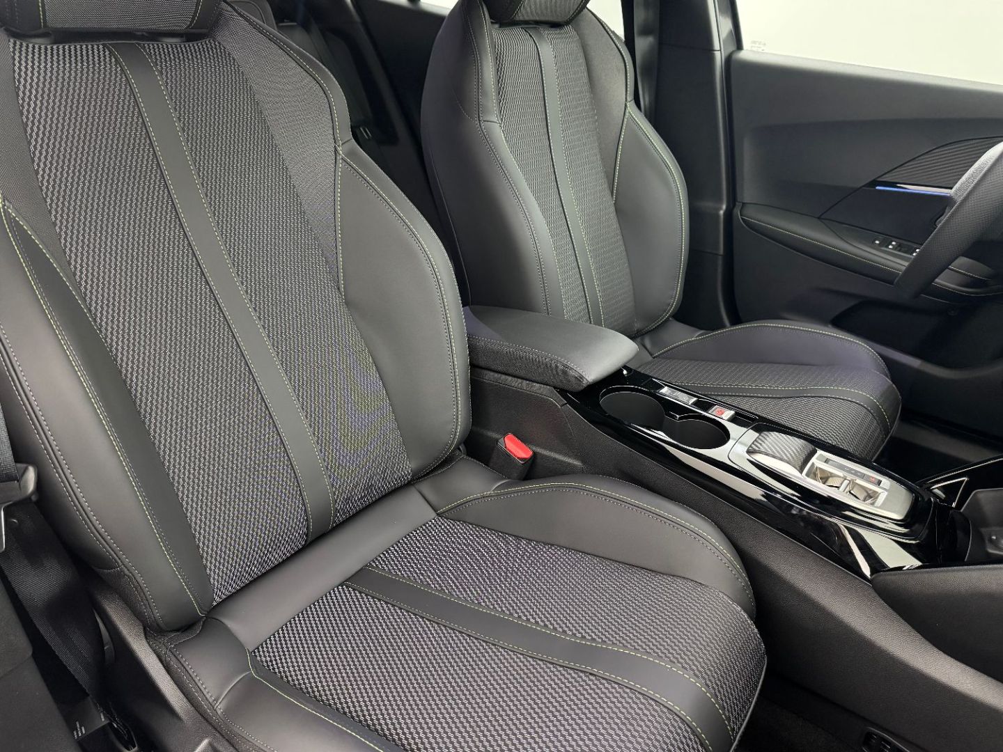 PEUGEOT 2008 - 1.2 Hybrid 145 GT e-DCS6 + Pack Vision/Assist