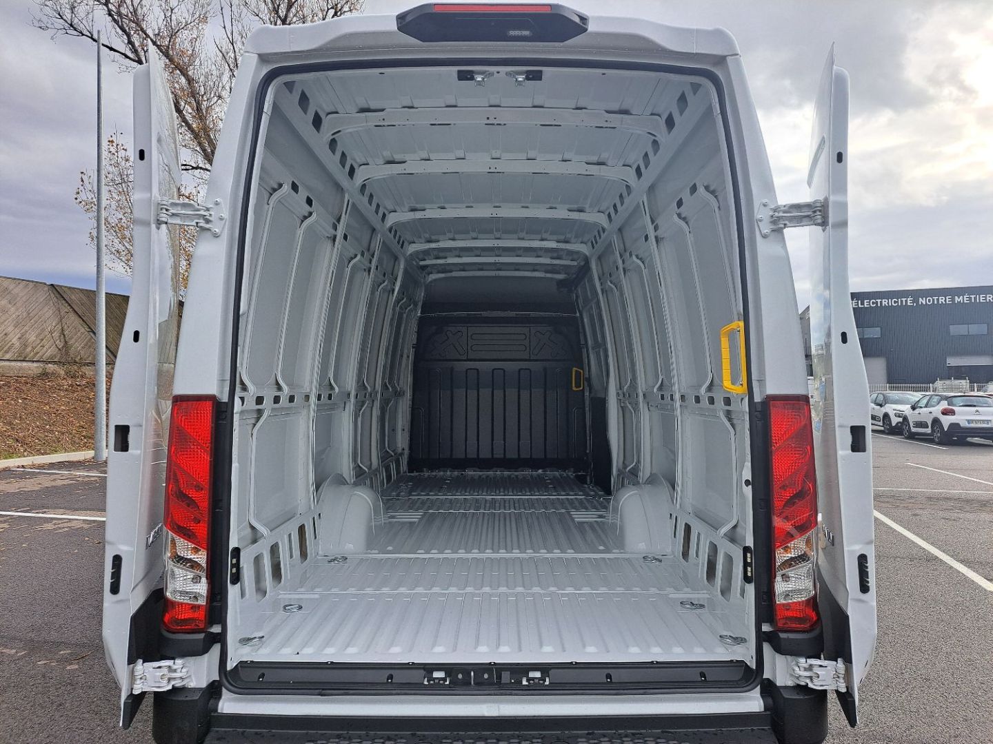 IVECO DAILY FOURGON - 35S18 A8 180CV 3L L4H2 16M3