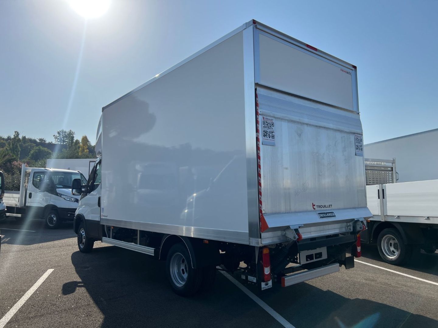 IVECO DAILY CAISSE - 35C18 A8 180CV 3L HAYON 20M3 CAPUCINE
