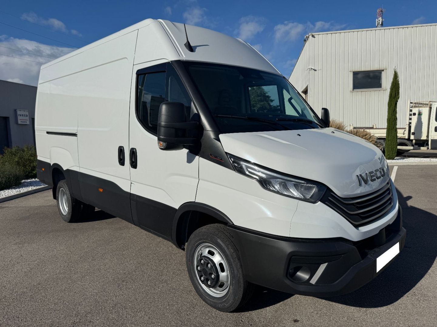 IVECO DAILY FOURGON - 35C18 180CV 3L L3H2 12M3 (2025)
