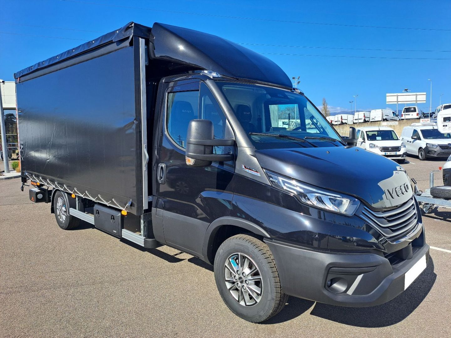 IVECO DAILY - 35S18 A8 CAISSE REHAUSSABLE