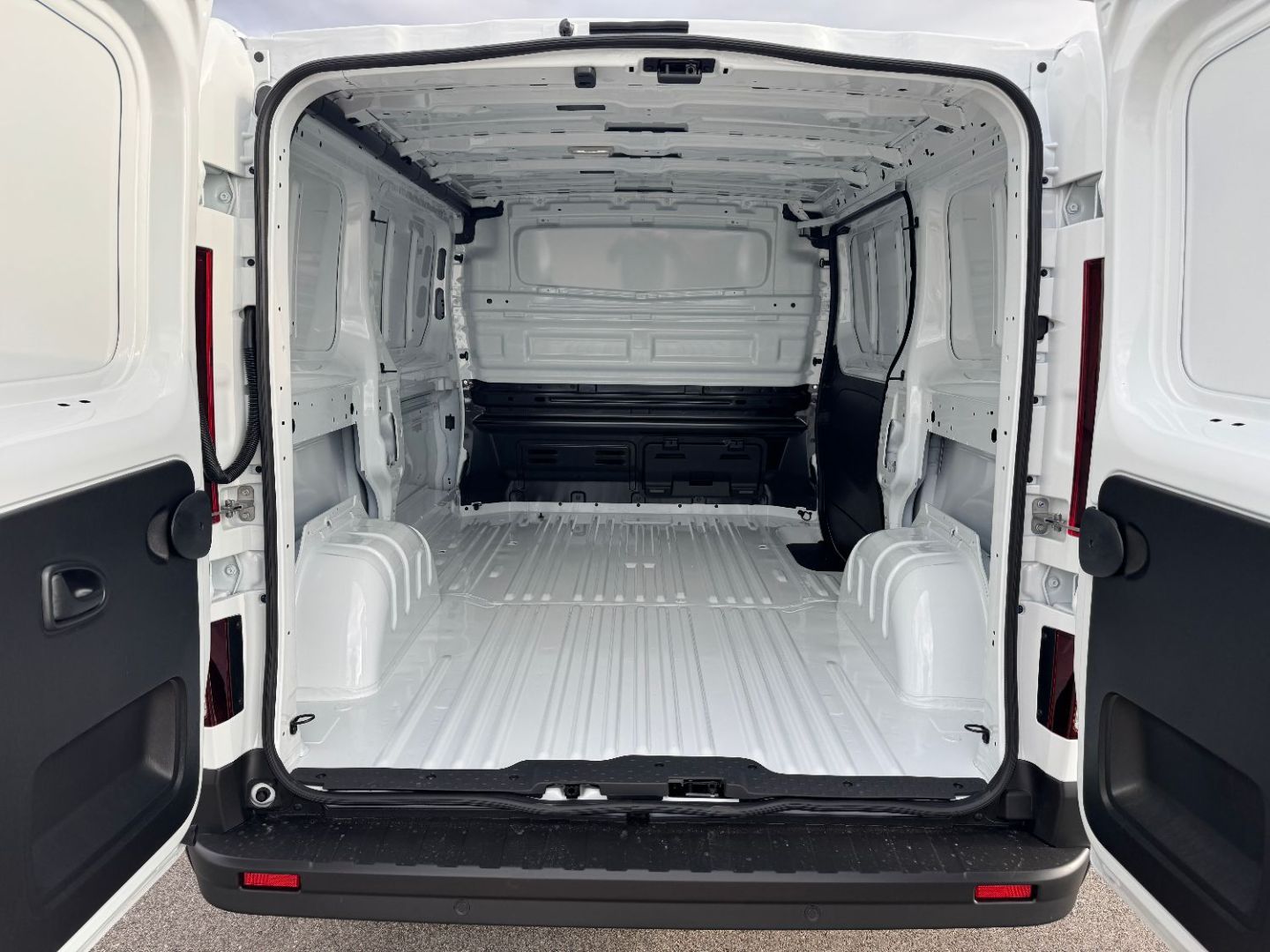 RENAULT TRAFIC FOURGON - L1H1 3T BLUE DCI 150 AUTO BVA9 RED EDITION