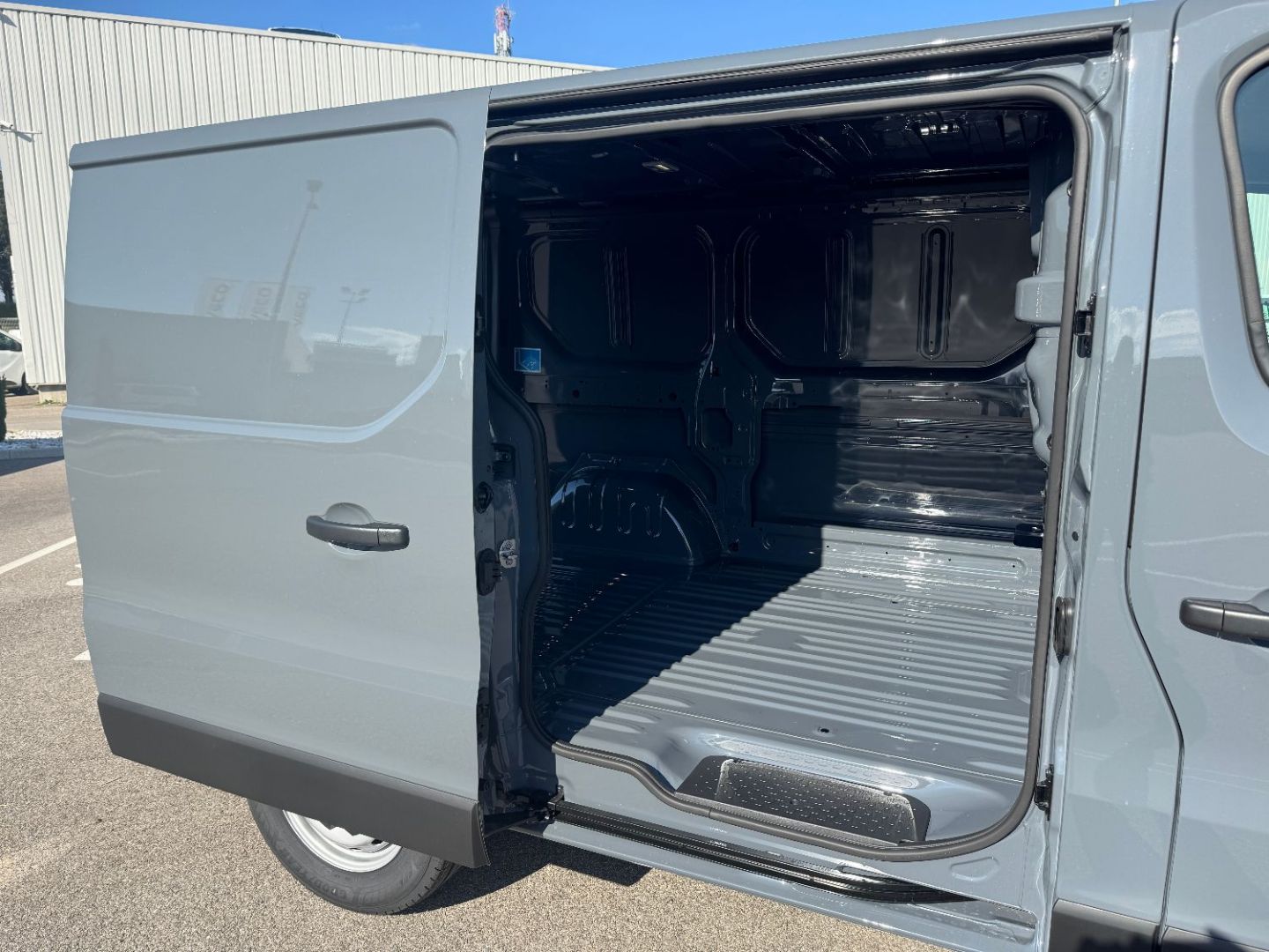RENAULT TRAFIC FOURGON - L1H1 3T BLUE DCI 150 AUTO BVA9 RED EDITION