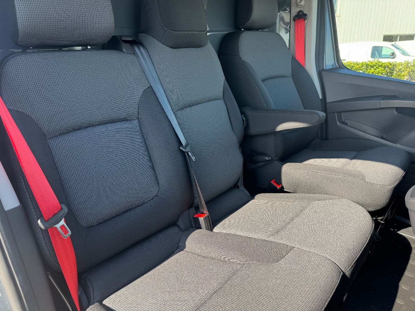 RENAULT TRAFIC FOURGON - L1H1 3T BLUE DCI 150 AUTO BVA9 RED EDITION
