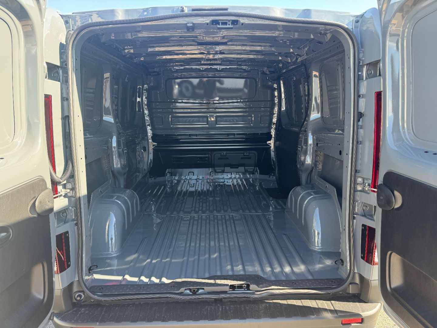 RENAULT TRAFIC FOURGON - L1H1 3T BLUE DCI 150 AUTO BVA9 RED EDITION
