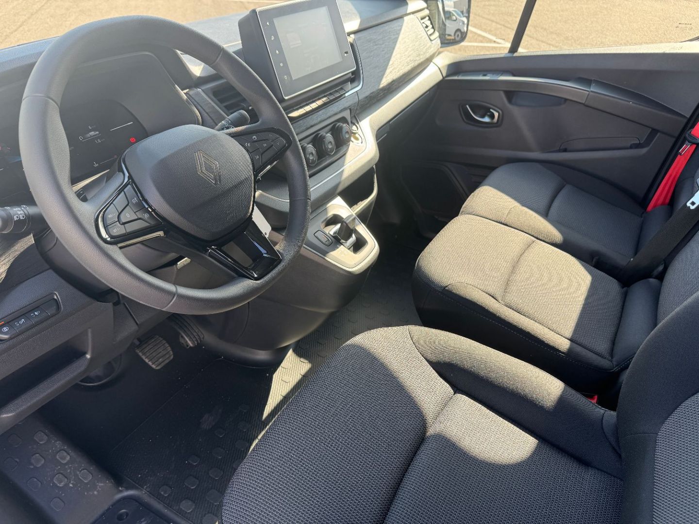 RENAULT TRAFIC FOURGON - L1H1 3T BLUE DCI 150 AUTO BVA9 RED EDITION